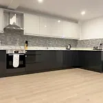 Eden Grove Homes By Guestz شقة *