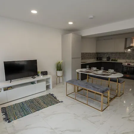 דירה Eden Grove Homes
