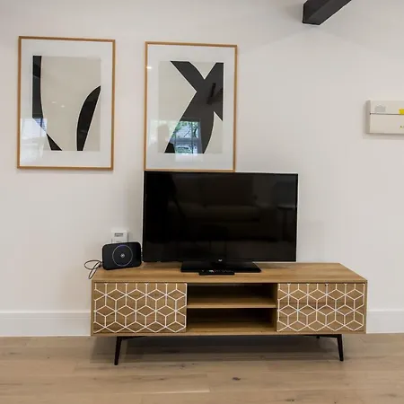 Eden Grove Homes דירה *