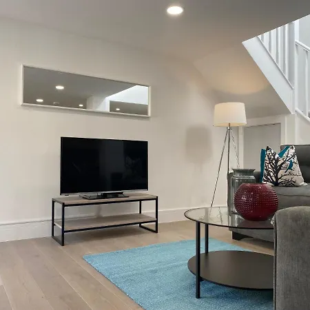 Eden Grove Homes דירה *