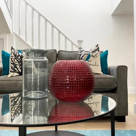 Eden Grove Homes דירה