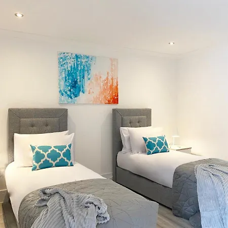 Eden Grove Homes By Guestz דירה