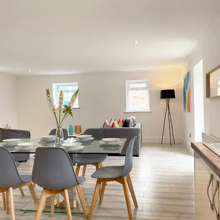 Eden Grove Homes דירה