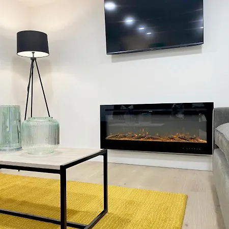 Eden Grove Homes דירה *