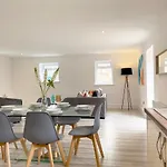 Eden Grove Homes By Guestz 아파트