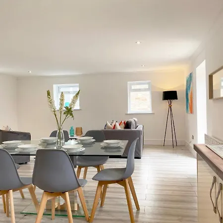 Eden Grove Homes By Guestz Apartment